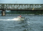 Motorboot bergwärts von Tulln, Donau-km 1963,2 : Brücke